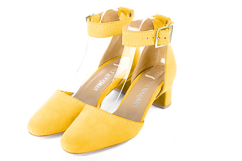 Yellow women's open side shoes, with a strap around the ankle. Round toe. Low kitten heels. Front view - Florence KOOIJMAN
